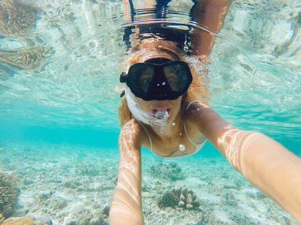 수영복을 스노클링 마스크를 밑에서 수영을 산호초와 근처에서 셀카를 복용하는 아름다운 — 스톡 사진