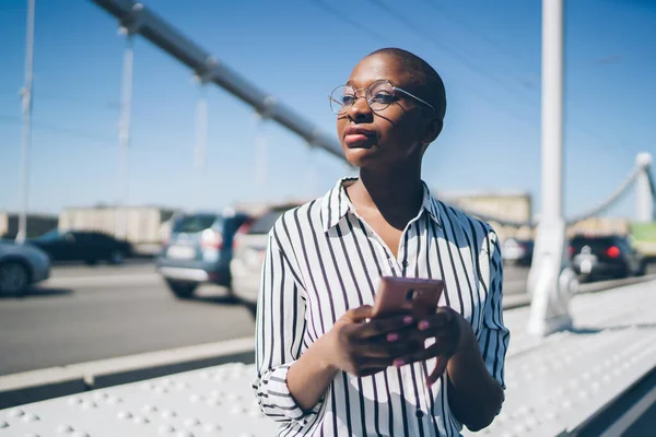 Mulher Negra Careca Elegante Camisa Listrada Óculos Usando Aplicativo Serviço — Fotografia de Stock