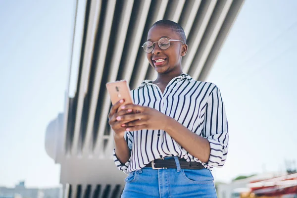 Baixo Jovem Sorridente Afro Americano Fêmea Camisa Listrada Jeans Conversando — Fotografia de Stock