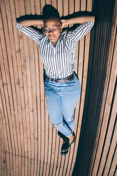 Зверху Молода Афроамериканська Жінка Летіла Широкій Дерев Яній Платформі Парку — стокове фото