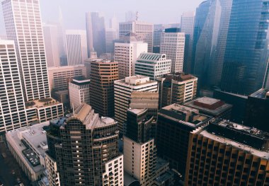 Megalopolis 'in iş finans bölgesinde yüksek binaların ve kulelerin modern panoramik manzarası, şehir merkezindeki işlek megalopolis kentlerinde kiralık ofisleri ve apartmanları olan yüksek gökdelenler.