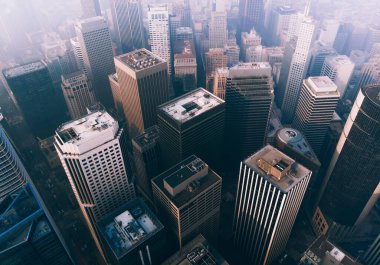 Sisli bir günde kiralık dairesi olan modern kentsel mimari, çatı ve binaların en üst görüntüsü, yukarıdan yüksek binaların ve ofis altyapılarının ve şehir merkezindeki konutların resimleri.