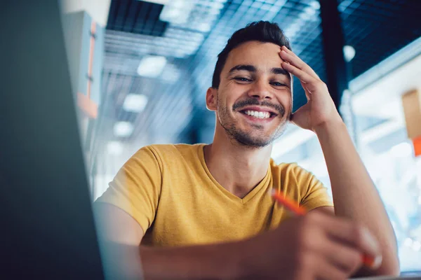 Lachende Knappe Mannelijke Student Geniet Van Het Leerproces Notities Maken — Stockfoto