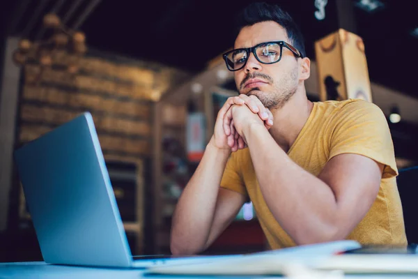 Retrato Hombre Caucásico Confiado Gafas Para Corrección Visión Trabajando Publicación — Foto de Stock