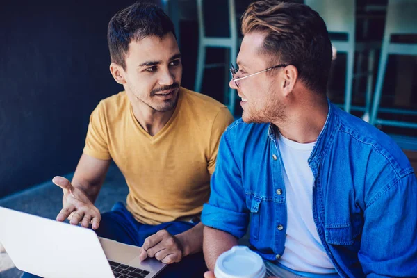 Prosperující Mladí Muži Startup Freelancers Diskutovat Nápady Realizaci Projektu Společně — Stock fotografie