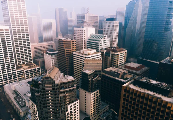 Megalopolis 'in iş finans bölgesinde yüksek binaların ve kulelerin modern panoramik manzarası, şehir merkezindeki işlek megalopolis kentlerinde kiralık ofisleri ve apartmanları olan yüksek gökdelenler.