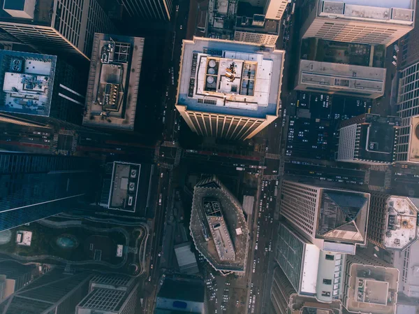 金融城中城高层建筑和金属混凝土塔顶的空中景观 从城市上方为商业和居民提供房地产的摩天大楼的设定图像 — 图库照片