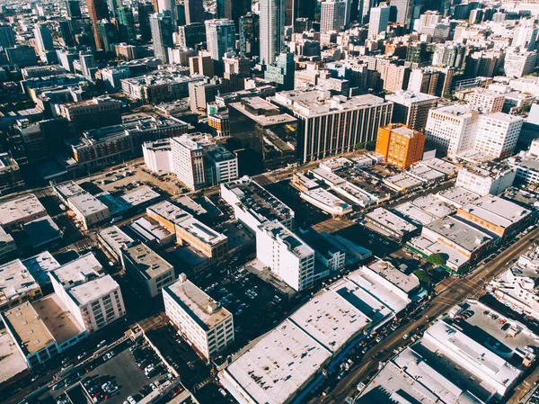 从上图可以看出 在大都市和商业中心城区 上午高楼 高楼和混凝土建筑构成的城市环境 — 图库照片