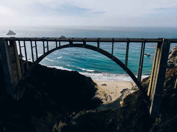 Beautiful Scenery High Bridge Arch Rocks Mountains Sea Coastline Summer — Stock Photo, Image