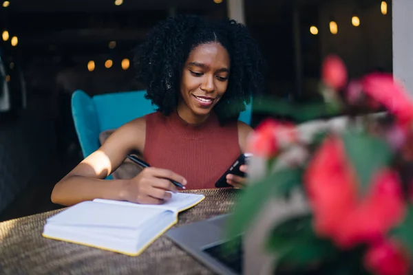 Nero Felice Sorridente Giovane Donna Con Acconciatura Afro Abbigliamento Casual — Foto Stock