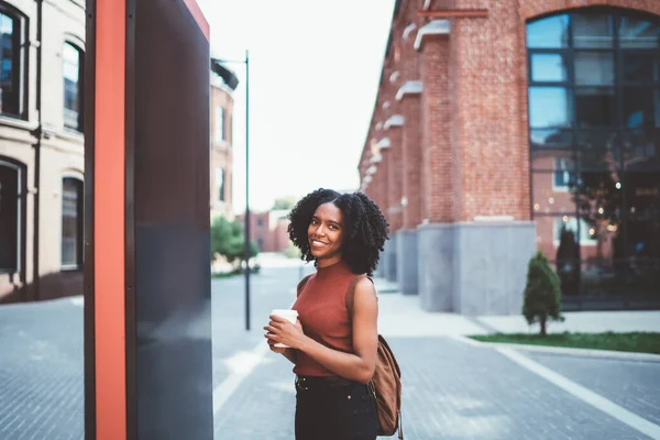 African American Wesoły Uśmiechnięta Kobieta Afro Fryzury Casual Ubrania Biorąc — Zdjęcie stockowe