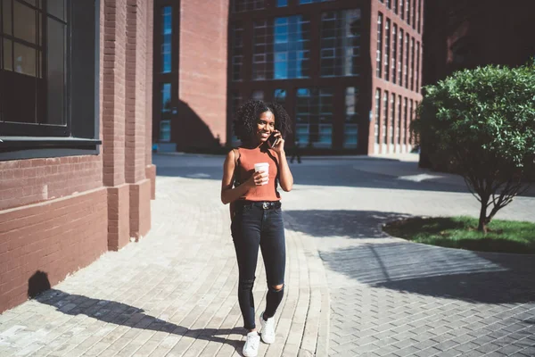 Vrolijke Etnische Dame Casual Kleding Met Kopje Afhaalkoffie Maken Oproep — Stockfoto