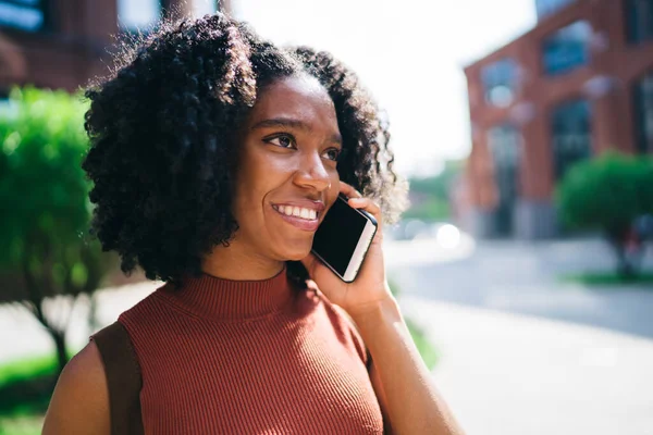 Glad Vit Tandad Etnisk Dam Casual Kläder Ringa Mobiltelefon Gatan — Stockfoto