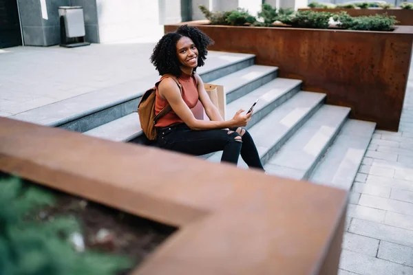 Vista Laterale Positiva Signora Dai Capelli Ricci Neri Abbigliamento Casual — Foto Stock