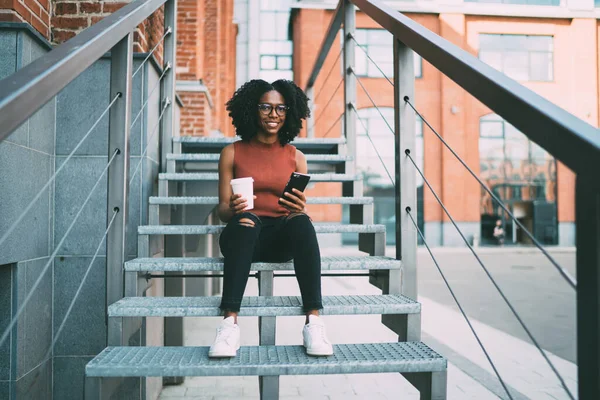 Молода Афроамериканка Окулярах Сидить Сходах Вулиці Мобільним Телефоном Чашкою Кави — стокове фото
