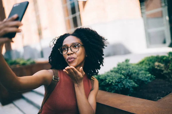 Giovane Giocoso Afroamericano Femmina Occhiali Indossa Abiti Casual Prendendo Selfie — Foto Stock