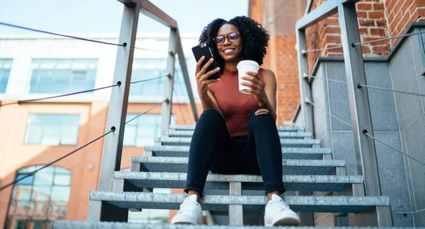 Baixo Ângulo Jovens Sorridentes Afro Americanos Espetaculares Mensagem Texto Feminino — Fotografia de Stock