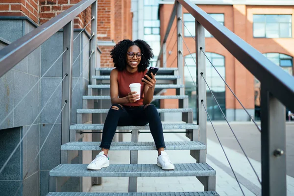 Jovem Afro Americana Alegre Óculos Lendo Mensagem Engraçada Telefone Celular — Fotografia de Stock