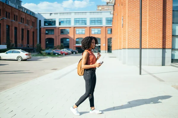 Vista Lateral Estudante Afro Americano Casualmente Vestido Com Mochila Andando — Fotografia de Stock