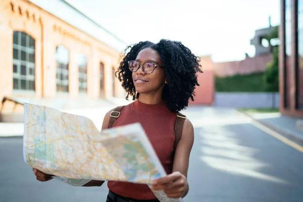 Estudante Afro Americana Olhando Para Longe Mapa Com Sorriso Rosto — Fotografia de Stock