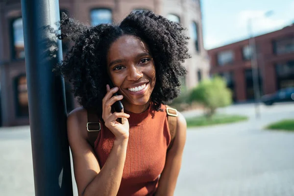 Ljusa Svarta Tusenåriga Kvinnliga Student Ler När Talar Smartphone Och — Stockfoto