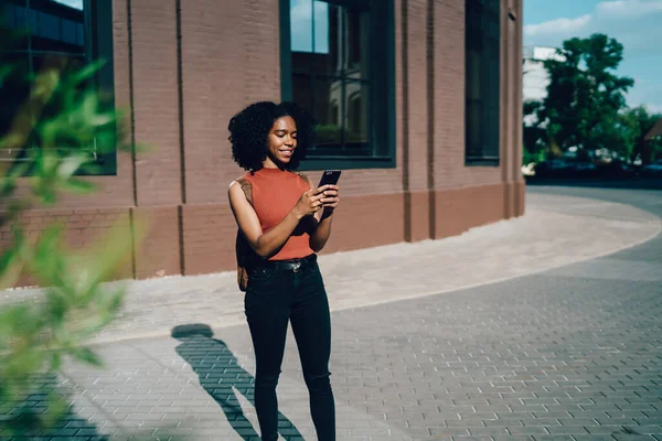 Confiado Complacido Estudiante Afroamericana Pie Charlando Las Redes Sociales Teléfono —  Fotos de Stock