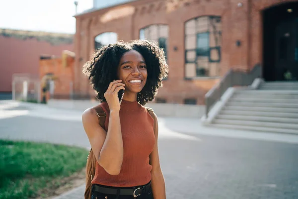 Glada Innehåll Vit Tandad Afroamerikansk Lockigt Hår Kvinna Ärmlös Casual — Stockfoto