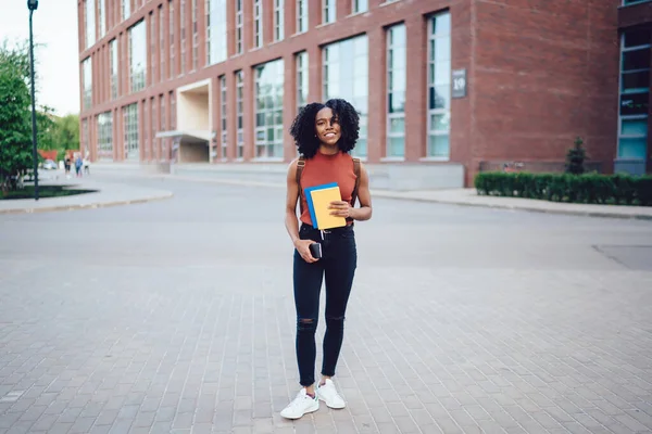 Satisfeito Jovem Afro Americana Roupas Casuais Olhando Para Câmera Segurando — Fotografia de Stock