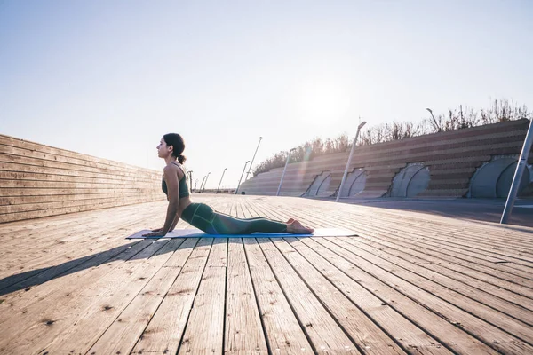 Sidovy Över Vuxen Passform Flexibel Kvinna Sportkläder Sträcker Sig Yogamattan — Stockfoto