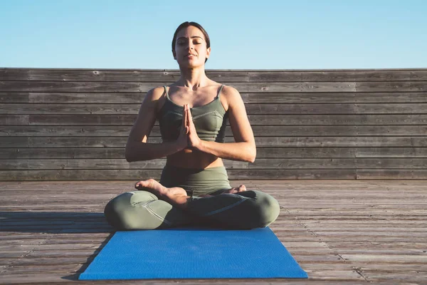 Smala Fredliga Etniska Kvinnliga Yogi Sitter Lotusställning Med Vikta Händer — Stockfoto