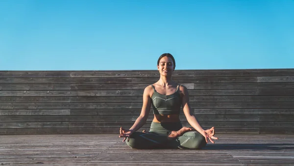 Yogui Femenino Satisfecho Satisfecho Posición Loto Con Las Manos Las — Foto de Stock