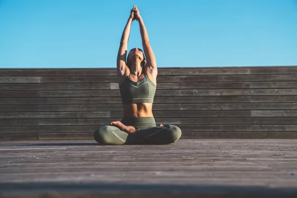 Yogi Ethnique Féminin Concentré Position Lotus Avec Les Mains Levées — Photo