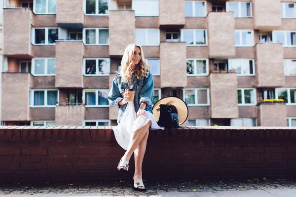 Elegante Jonge Vrouw Stijlvolle Outfit Glimlachend Wegkijkend Terwijl Grens Zit — Stockfoto