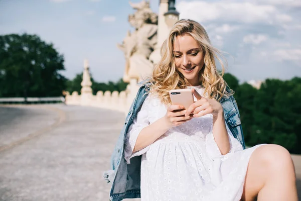 Mujer Bastante Joven Traje Verano Con Estilo Sonriendo Navegando Por — Foto de Stock