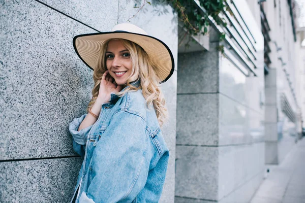 Vue Latérale Belle Jeune Femme Chapeau Été Veste Denim Tendance — Photo