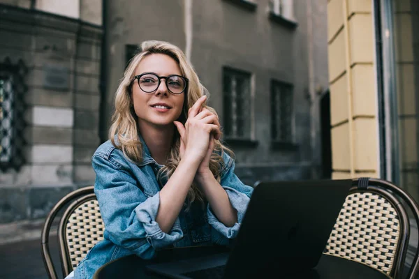 Mujer Rubia Reflexiva Gafas Sonriendo Mirando Hacia Otro Lado Mientras — Foto de Stock