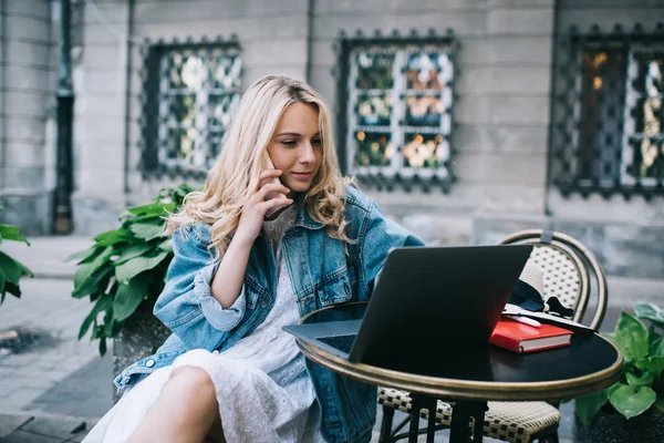 Stilvolle Blonde Frau Spricht Selbstbewusst Auf Dem Handy Und Tippt — Stockfoto