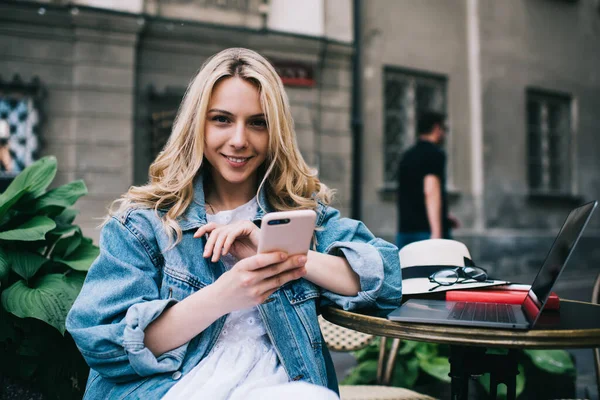 Mulher Loira Encantadora Olhando Para Câmera Com Sorriso Trabalhando Telefone — Fotografia de Stock