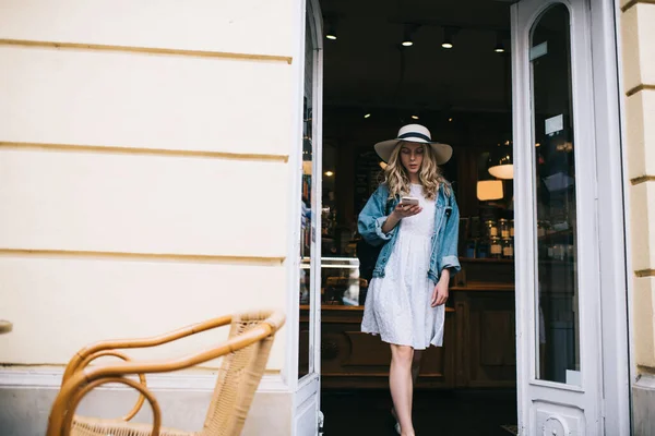 Trendy Blonde Vrouw Met Krullend Kapsel Lichte Jurk Denim Jas — Stockfoto