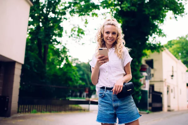 Lage Hoek Van Vreugdevolle Vrouw Casual Dragen Met Taille Tas — Stockfoto