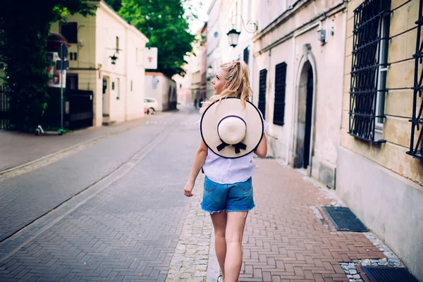 Baksidan Nyfiken Livlig Kvinna Med Blont Hår Bär Hatt Och — Stockfoto