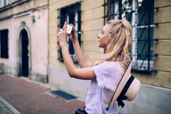 Side View Content Woman Hat White Blouse Taking Photo Building — Stock Photo, Image