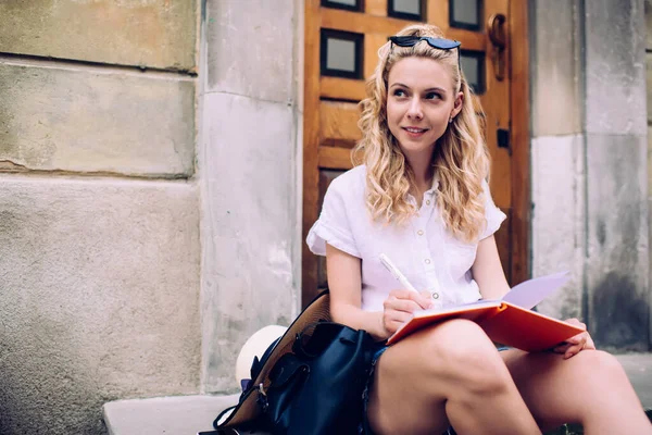 Mulher Focada Roupas Casuais Óculos Sol Com Mochila Chapéu Relaxando — Fotografia de Stock