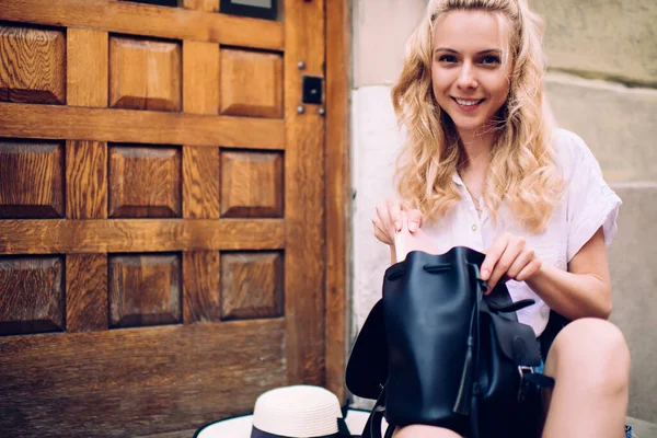 Mooie Glimlachende Vrouw Met Blond Haar Casual Kleding Zetten Dingen — Stockfoto