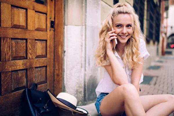Podekscytowana Młoda Uśmiechnięta Kobieta Blond Włosami Luźnych Ubraniach Rozmawiająca Smartfonie — Zdjęcie stockowe