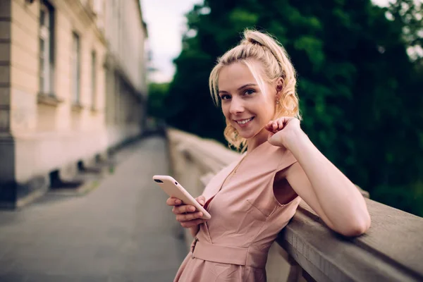 Vista Lateral Sonriente Mujer Atractiva Alegre Con Pelo Rubio Vestido — Foto de Stock