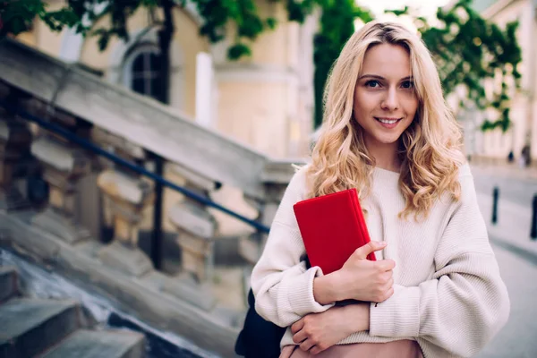 Portret Van Positieve Jonge Blonde Vrouw Student Casual Dragen Met — Stockfoto