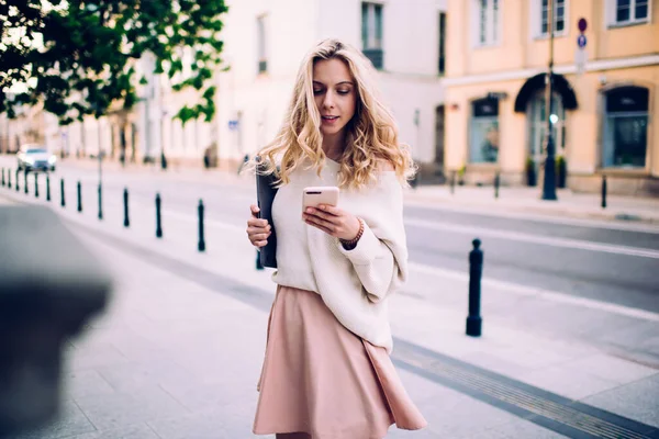 Jonge Mooie Vrouwelijke Student Casual Dragen Sms Met Een Vriend — Stockfoto