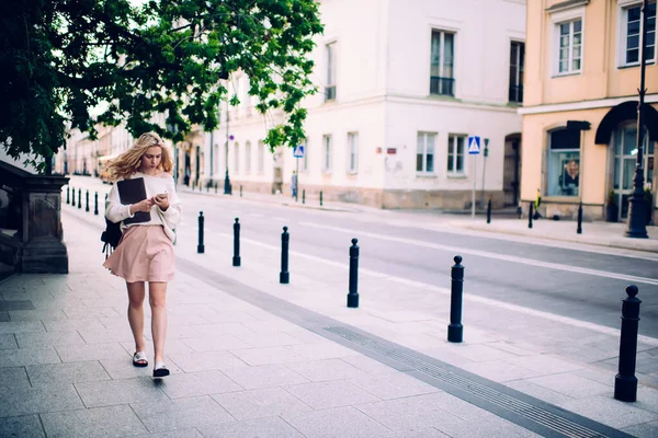 Jonge Mooie Vrouwelijke Student Casual Dragen Notitieblok Met Behulp Van — Stockfoto