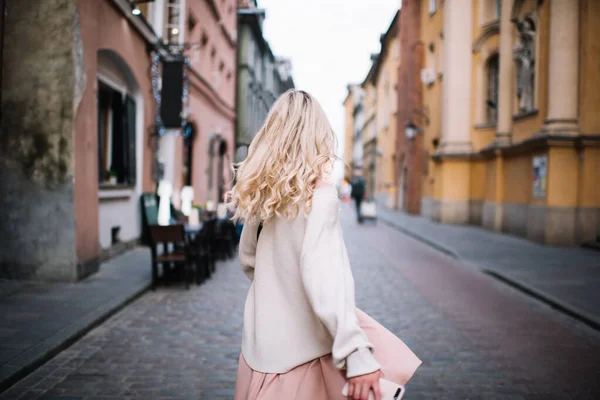 Achteraanzicht Van Trendy Moderne Vrouw Casual Outfit Met Mobiele Telefoon — Stockfoto